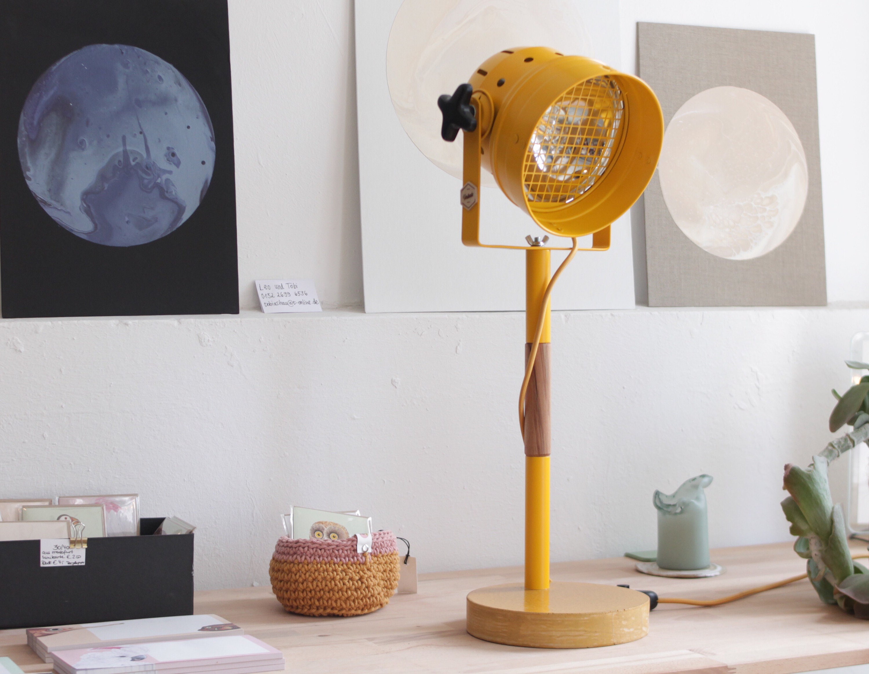 Lampadaire Jaune avec Base en Béton et Un Projecteur de Scène Upcycling/Lampe Nordique Scandinave