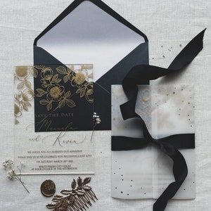 Invitación de boda acrílico de oro con sobres