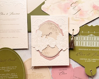 Könnte beinhalten: Ein Hochzeitspapeterie-Set in Creme und Olivgrün. Es enthält eine Einladung mit geprägten Blumendetails, ovale Menükarten, eine Gästebuchkarte und fächerförmige Programme mit goldenen Quasten und dem Text Elina et Francois.
