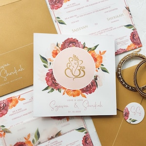 Faire-part de mariage hindou avec les noms et le logo de Ganesha imprimés sur une impression dorée Sai baba/Ganesha/invitations traditionnelles indiennes