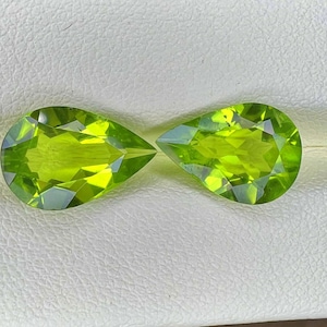 Coppia di pietre preziose a forma di pera di peridoto naturale 13,8x9mm e 13x9mm, peso 4,11 e 3,50 carati, colore verde neon, peridoto delle miniere del Pakistan