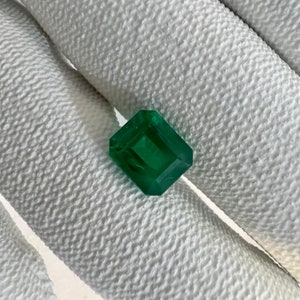 天然エメラルド、ザンビア産エメラルド 8.9x7.5x6.2 mm 八角形のファセットカット宝石、重量 3.16 カラット、ルース宝石、ジュエリー製作