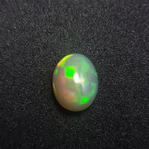 天然オパール 10.1 x 8 mm 楕円形カボション、目盛り付き、重量 1.50 カラット、エチオピア産オパール、明るいオレンジとグリーンの輝き、ルース宝石