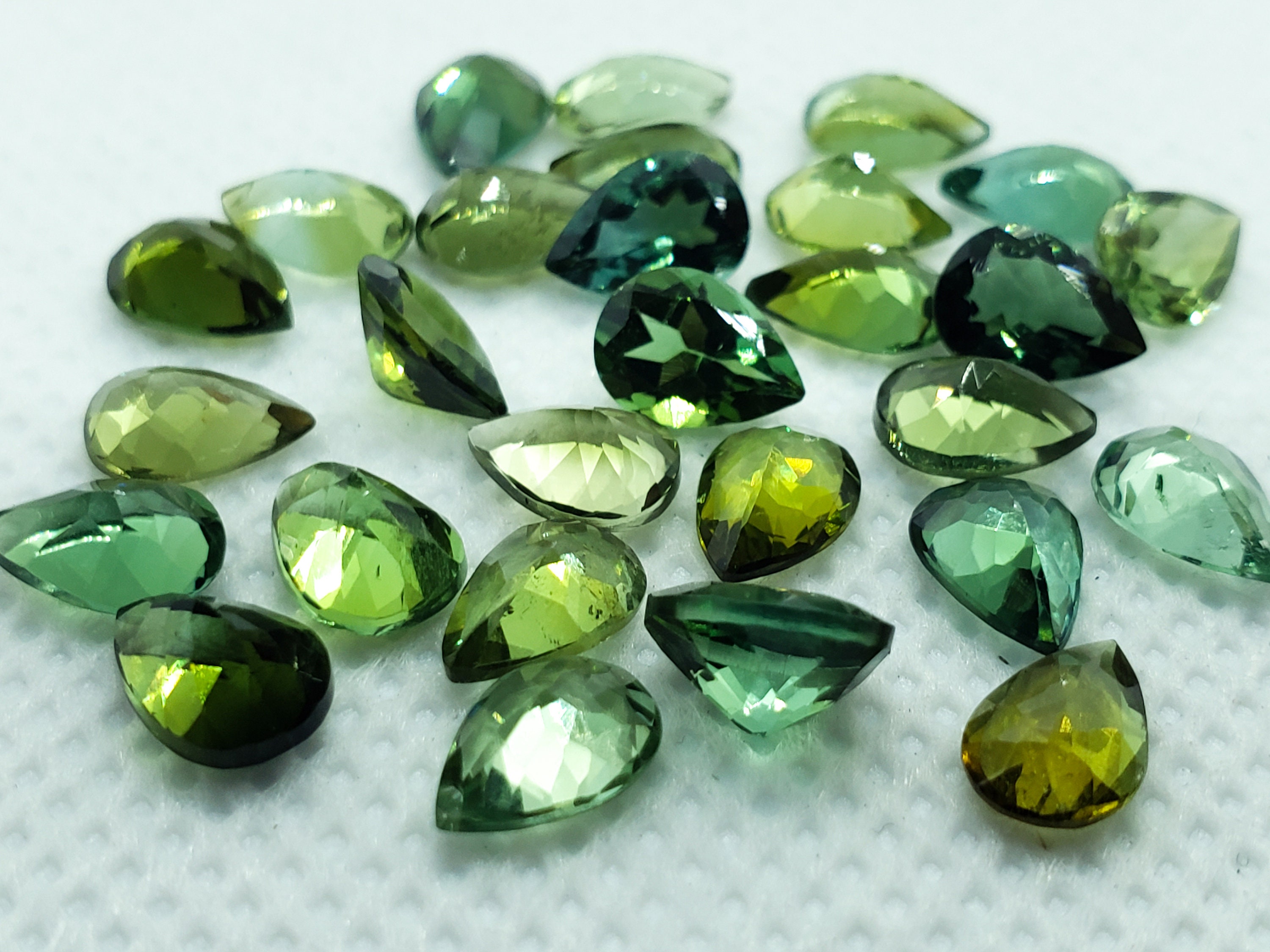 Tourmaline verte naturelle 4x3/5x3/5x4/6x4/6x5/7x5/8x5/8x6/9x6 mm en forme de poire à facettes, calibrée, qualité-VS, couleur verte ouverte, pierre pr