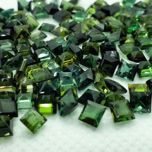 Tourmaline verte naturelle 2x2 / 2.5x2.5 / 3x3 / 3.5x3.5 / 4x4 / 4.5x4.5 / 5x5 mm Forme carrée à facettes, calibrée, Qualité-VS, Couleur verte ouverte, Propre pour les yeux