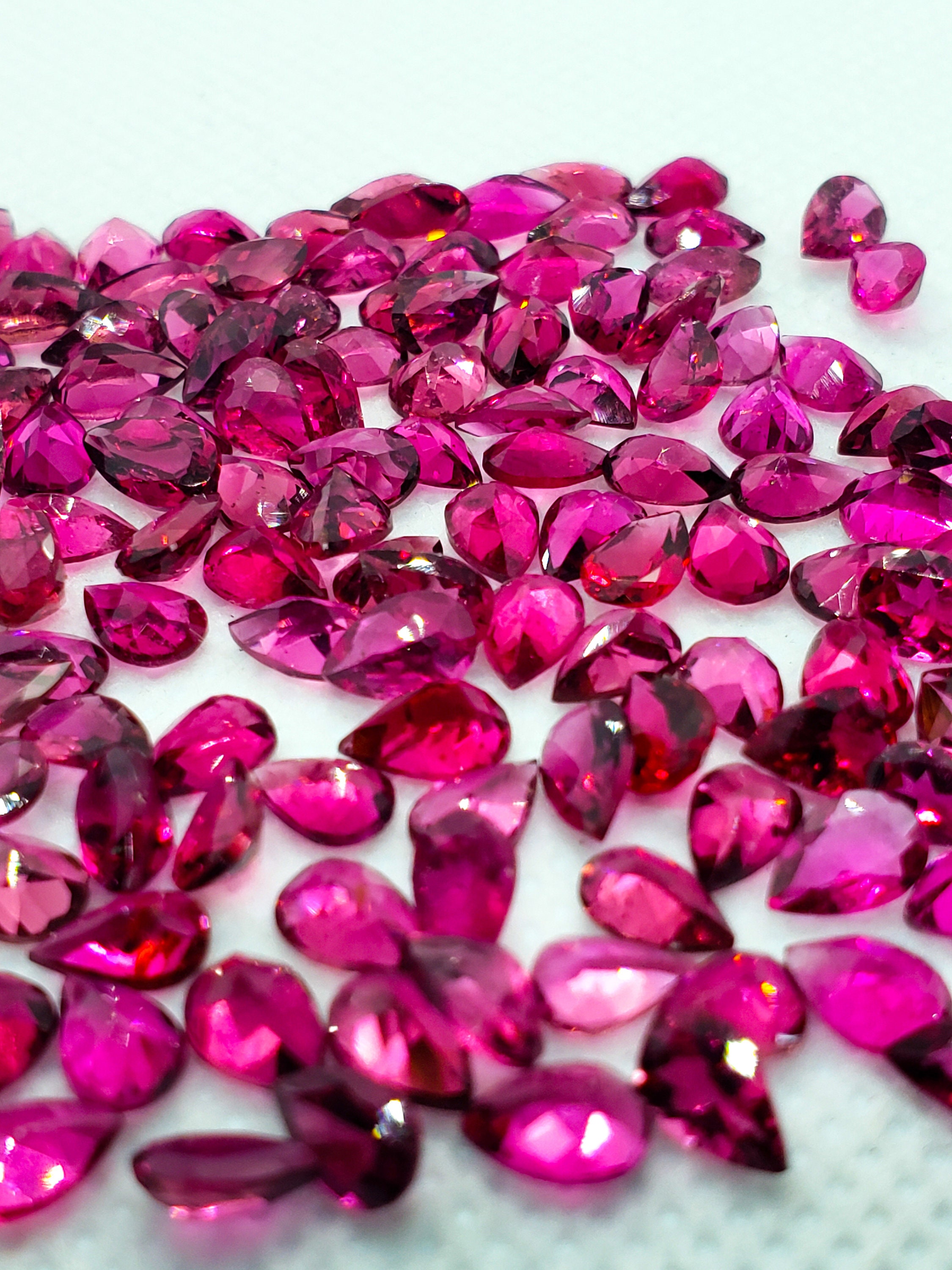 Tourmaline rose naturel 4x3 / 5x3 / 5x4 / 6x4 / 6x5 / 7x5 / 8x5 / 8x6 / 9x6 mm Facette en forme de poire, calibrée, Rubylight Tourmaline, Quality-VS,