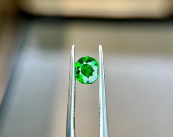 Natural Tsavorite 1.06 carats oval faceted gemstone, Dimension- 6.3x5.9x3.4 mm, Vivid Green Emerald Colour, jewellery making, Green Garnet