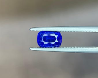 Natürlicher blauer Saphir 1.75 Karat Edelstein, königsblaue Farbe, nur erhitzt, Abmessungen - 7.8x5.8x4.1 mm, Ceylon-Saphir, gute Lüsterqualität