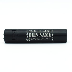 Peut inclure: Briquet noir avec le texte "DEAD OR ALIVE" et "DEIN NAME" avec un signe dollar et le nombre "3 000 000 000-" en dessous.