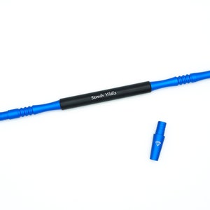 Könnte beinhalten: Ein blauer und schwarzer Shisha-Schlauch mit dem Text "Semih Yildiz" auf dem Schlauch. Der Schlauch ist aus Metall und hat ein rautenförmiges Design am Ende.