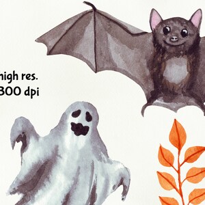 K&ouml;nnte beinhalten: Aquarell-Illustration eines Geistes, einer Fledermaus und eines Zweigs mit orangefarbenen Bl&auml;ttern. Der Geist ist wei&szlig; und hat ein schwarzes Gesicht. Die Fledermaus ist braun mit schwarzen Augen und einer rosa Nase. Die Bl&auml;tter sind orange und haben einen hellbraunen Stiel.