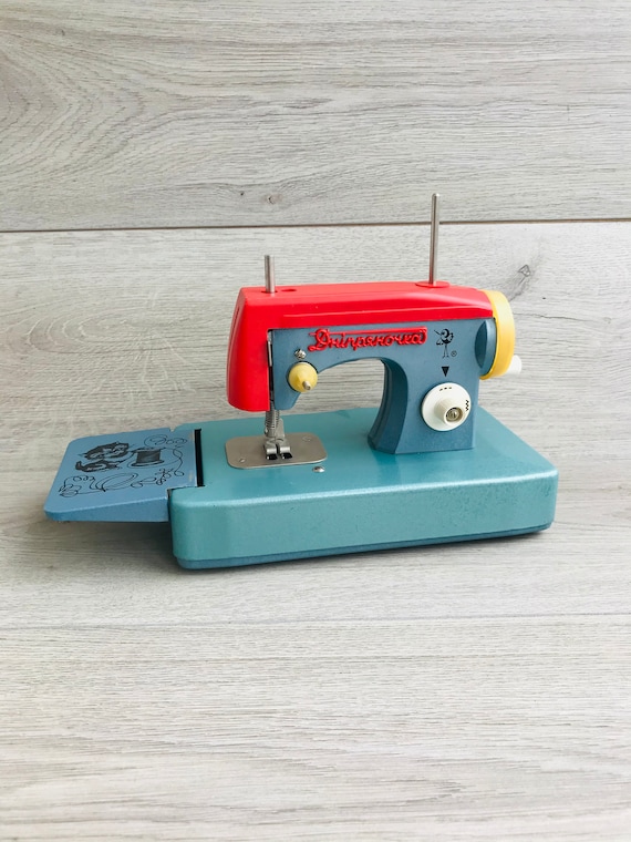 Vintage piccola macchina da cucire manuale per bambini Metallo mini  giocattolo da cucito Decorazione da studio di cucito per modiste  needlewoman Atelier decor Sarta -  Italia