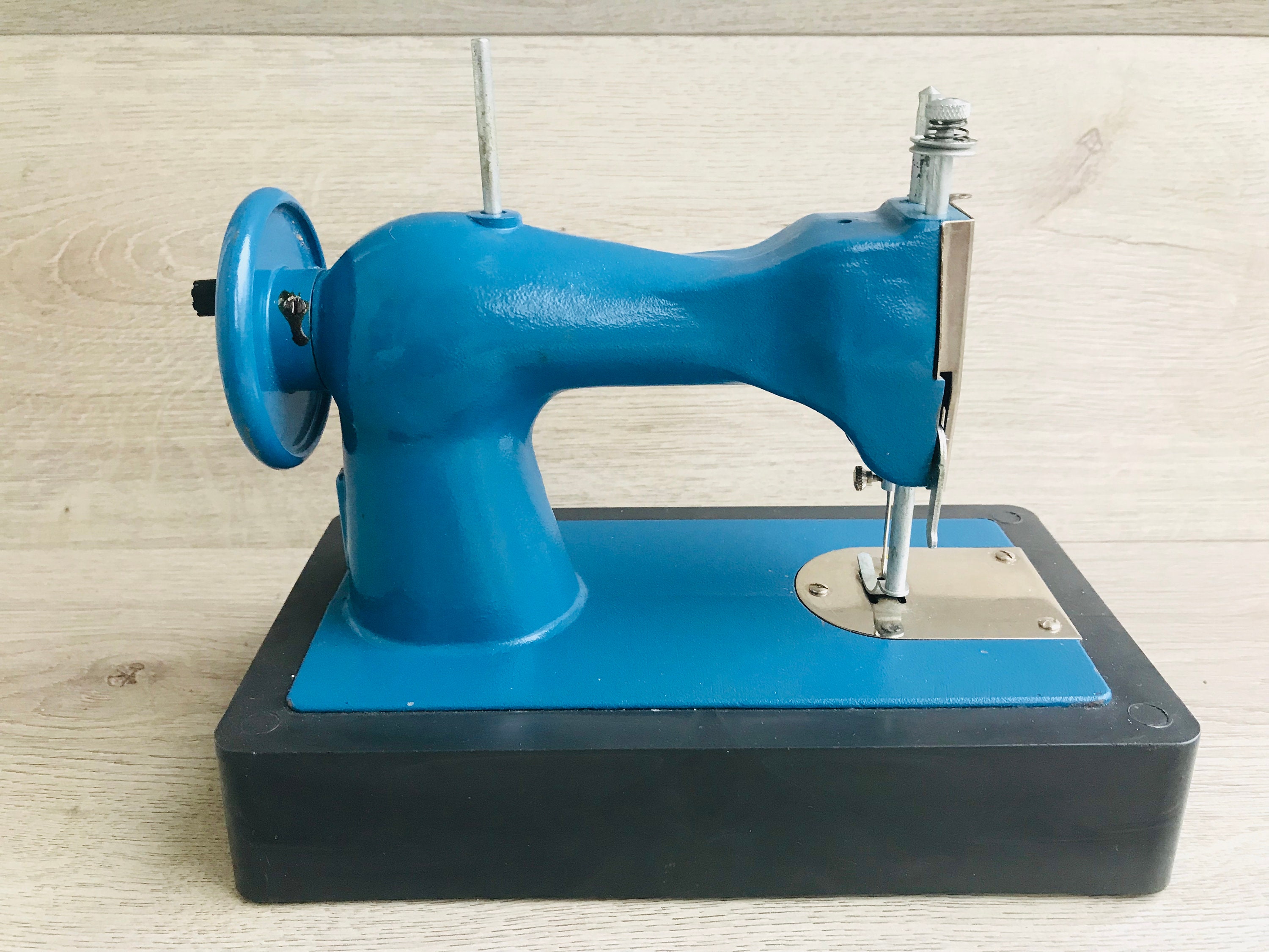 Penny's Children's Electric Sewing Machine P-1001 Vintage with case