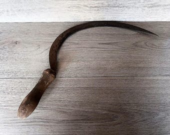 Hoz vintage forjada a mano: mango de madera rústica, decoración de granja