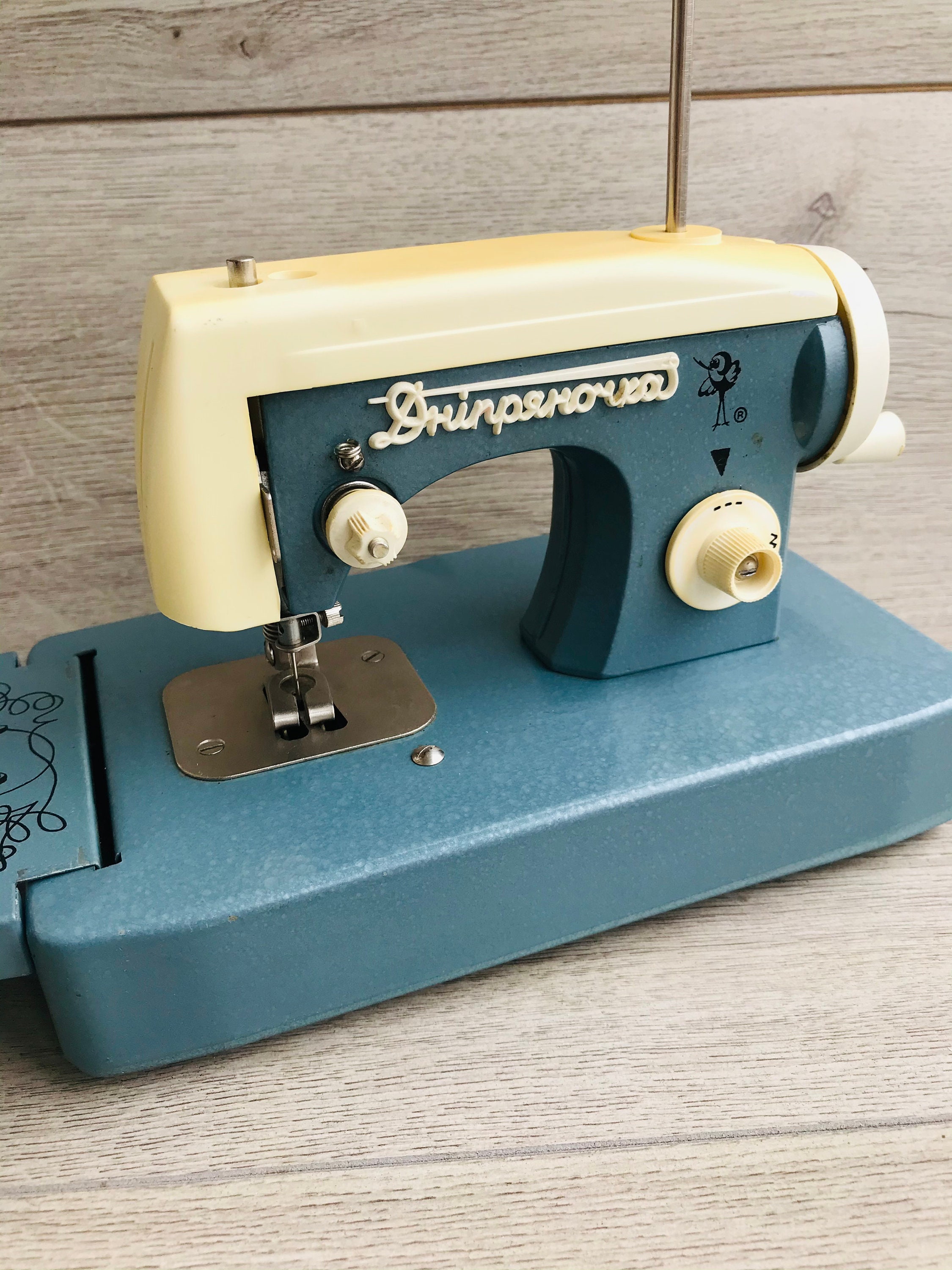 Vintage Small Manual Children Sewing Machine Metal Mini Sewing Toy Sewing  Studio Decor for Modiste Needlewoman Atelier Decor Seamstress 