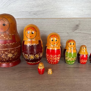 Nesting doll Russian matryoshka 8 dolls in 1 Nesting dolls Handmade wooden toy Wood dolls Vintage russian wood hand painted Matryoshka doll
