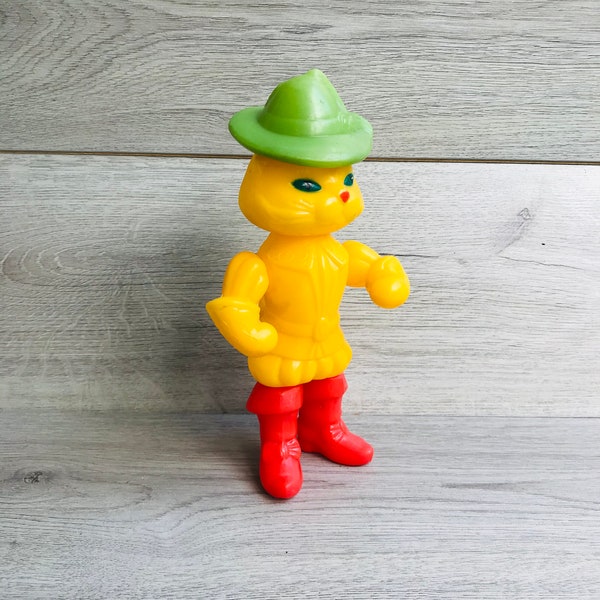 jouet en plastique vintage chat jaune dans des bottes rouges jouet soviétique jambes mobiles bras et tête jouets russes pour enfants dessin animé soviétique urss jouet