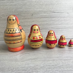 Nesting doll Russian matryoshka  5 dolls in 1 Nesting dolls Handmade wooden toy Wood dolls Vintage russian wood hand painted Matryoshka doll