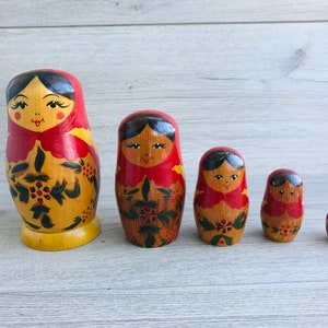 Nesting doll Russian matryoshka  5 dolls in 1 Nesting dolls Handmade wooden toy Wood dolls Vintage russian wood hand painted Matryoshka doll