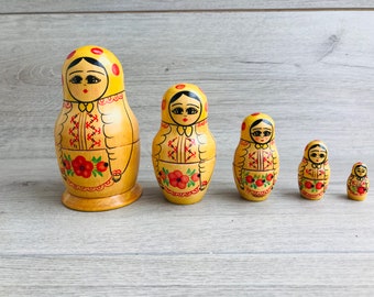 Nesting doll Russian matryoshka 5 dolls in 1 Nesting dolls Handmade wooden toy Wood dolls Vintage russian wood hand painted Matryoshka doll