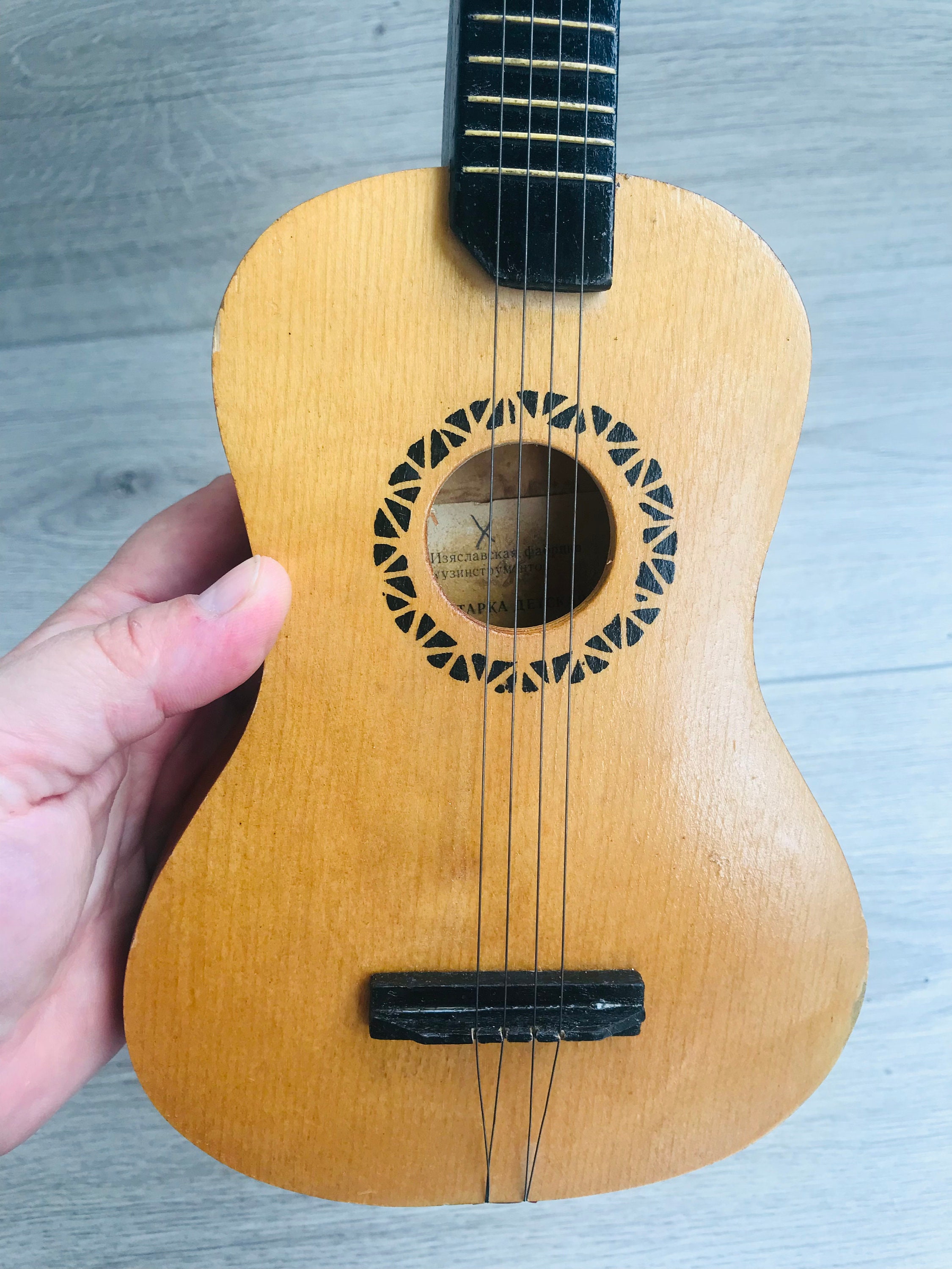 TOOLYLAND Jouet Musical - Guitare Miniature en Bois pour Enfants