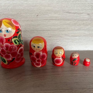Nesting doll Russian matryoshka 5 dolls in 1 Nesting dolls Handmade wooden toy Wood dolls Vintage russian wood hand painted Matryoshka doll