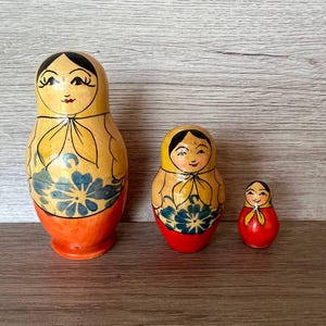 Schachtelpuppe Russische Matroschka 3 Puppen in 1 Schachtelpuppen Handgefertigtes Holzspielzeug Holzpuppen Vintage russisches Holz handbemalte Matroschka Puppe