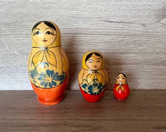 Vintage handmålade dockor med näste (3 dockor)