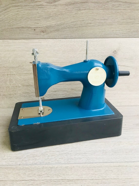 Vintage Small Manual Children Sewing Machine Blue Metal Mini Sewing Toy  Sewing Studio Decor for Modiste Needlewoman Atelier Decor Seamstress 