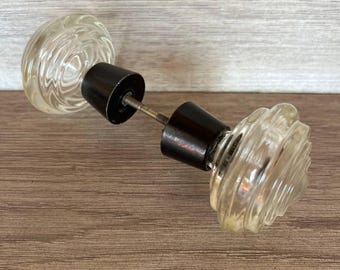 ヴィンテージの透明ガラス製ドアノブ：レトロなホームハードウェア