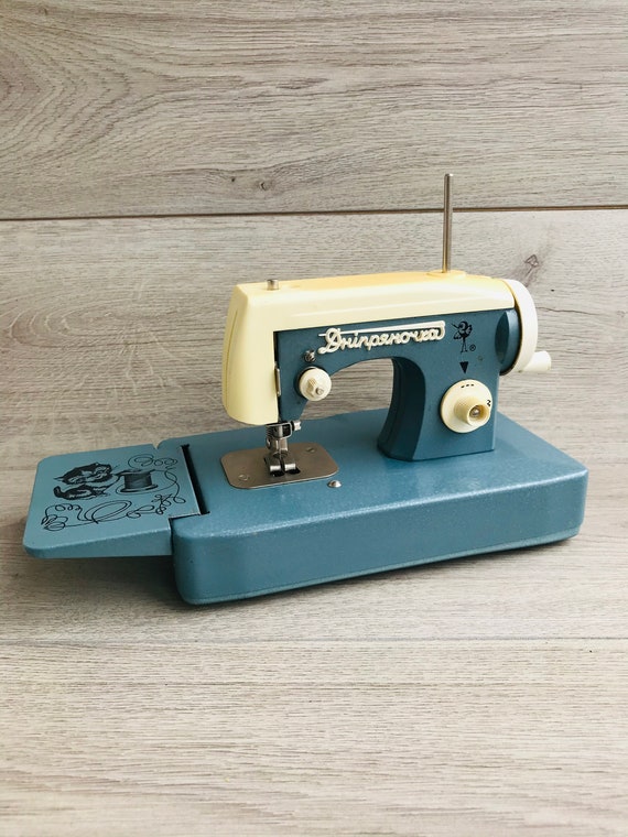 Vintage Small Manual Children Sewing Machine Metal Mini Sewing Toy Sewing  Studio Decor for Modiste Needlewoman Atelier Decor Seamstress 