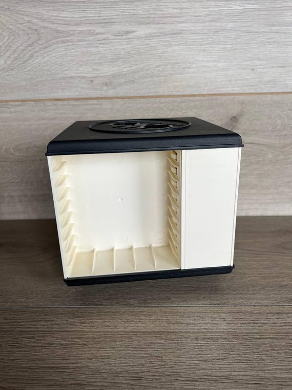 ヴィンテージ回転式カセットテープラック：黒と白のプラスチック