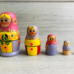 Nesting doll Russian matryoshka 5 dolls in 1 Nesting dolls Handmade wooden toy Wood dolls Vintage russian wood hand painted Matryoshka doll