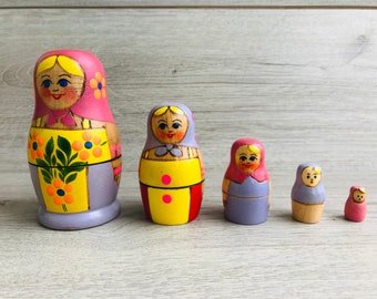 Vintage handmålade dockor med näste, ryska Matrjosjka set om 5