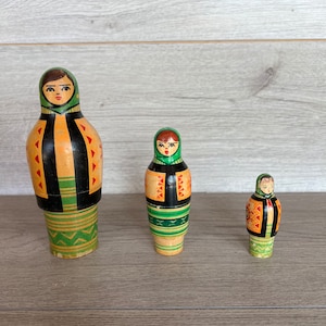 Nesting doll Russian matryoshka Nesting dolls Handmade wooden toy Wood dolls Vintage hand painted Matryoshka doll Wooden figurine Folk art