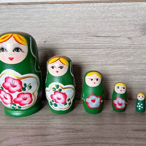 Nesting doll Russian matryoshka  5 dolls in 1 Nesting dolls Handmade wooden toy Wood dolls Vintage russian wood hand painted Matryoshka doll