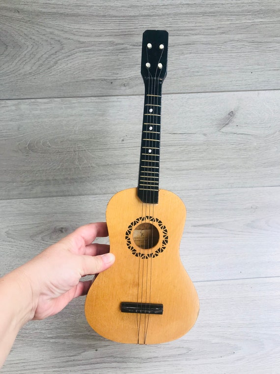 Guitarra de juguete vintage para niños Instrumento de cuerda de juguete de  madera Guitarra de instrumento musical para niños Retro mini instrumento  musical ruso -  México