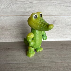 Vintage Plastikspielzeug grünes Krokodil sowjetisches Spielzeug Bewegliche Beine und Kopf russisches Kinderspielzeug sowjetisches Karikatur-UdSSR-Spielzeug