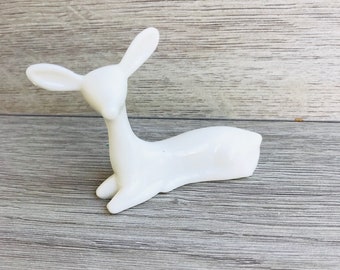 vintage décoratif blanc fauve Petit animal sculpté roe Blanc plastique faon figurine Jouet soviétique ou sculpture cerf blanc