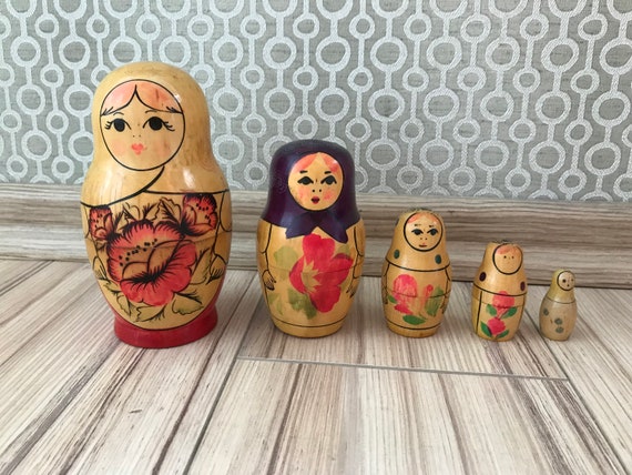 Matroesjka Nesting Poppen Set 5 stuks Noors Nationaal Kostuum Thema