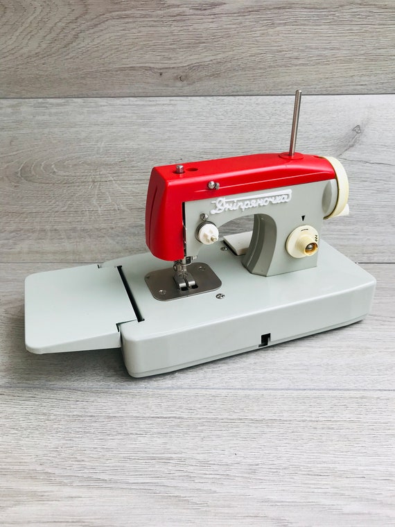 Toy sewing machine, small sewing machine, mini sewing machine