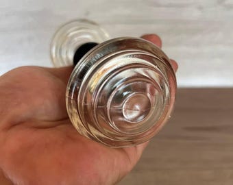 ヴィンテージの透明ガラス製ドアノブ：レトロなホームハードウェア