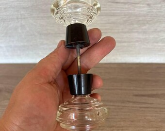 ヴィンテージの透明ガラス製ドアノブ：レトロなホームハードウェア