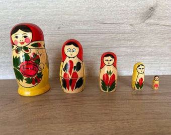 Vintage handmålade dockor med näste, ryska Matrjosjka set om 5