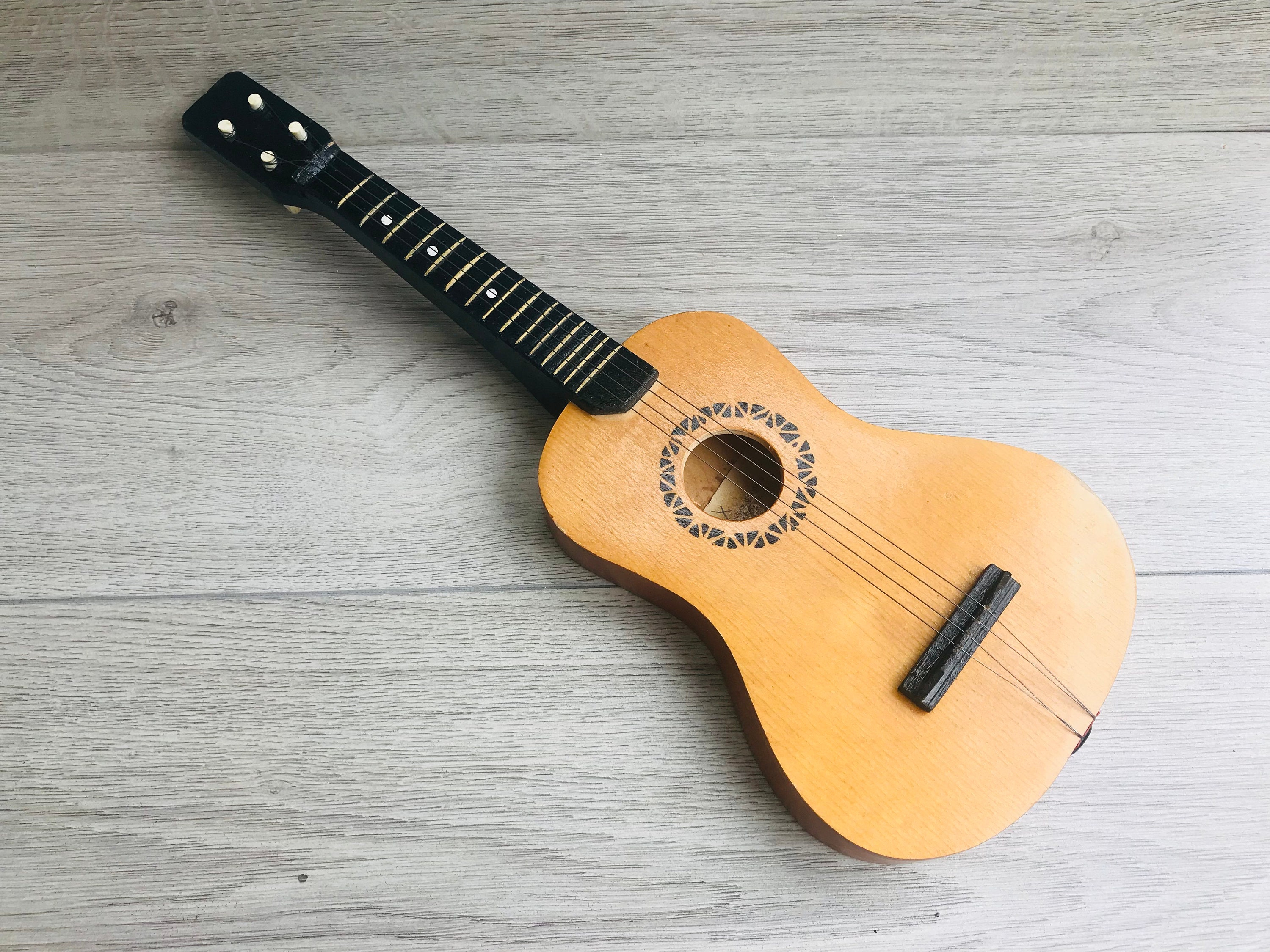 Guitarra de juguete vintage para niños Instrumento de cuerda de juguete de  madera Guitarra de instrumento musical para niños Retro mini instrumento  musical ruso -  España