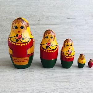 Nesting doll Russian matryoshka  5 dolls in 1 Nesting dolls Handmade wooden toy Wood dolls Vintage russian wood hand painted Matryoshka doll