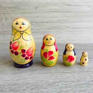 Nistpuppe Russische Matroschka 4 Puppen 1 Kleine Nistpuppen Handarbeit HolzSpielwaren HolzPuppen Vintage russische handbemalte Matroschka Puppe