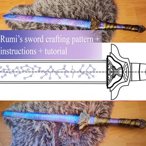 Könnte beinhalten: Ein Fantasy-Schwert mit einer blau-violetten Klinge, einem goldenen Knauf und einem braunen Griff. Das Bild enthält eine Zeichnung des Schwertdesigns und den Text "Rumi's sword crafting pattern + instructions + tutorial."