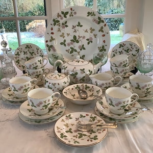 Wedgwood Wild Strawberry Tea and Pastry Service for 8 Place