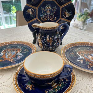 Faïencerie Gien Renaissance Fond Bleu, theekopje, gebaksborden en roomkan, huwelijkscadeau, bruidscadeau